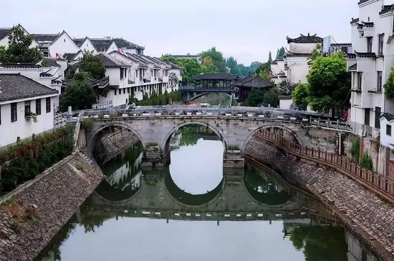 一场新品展示会在南京德基举办